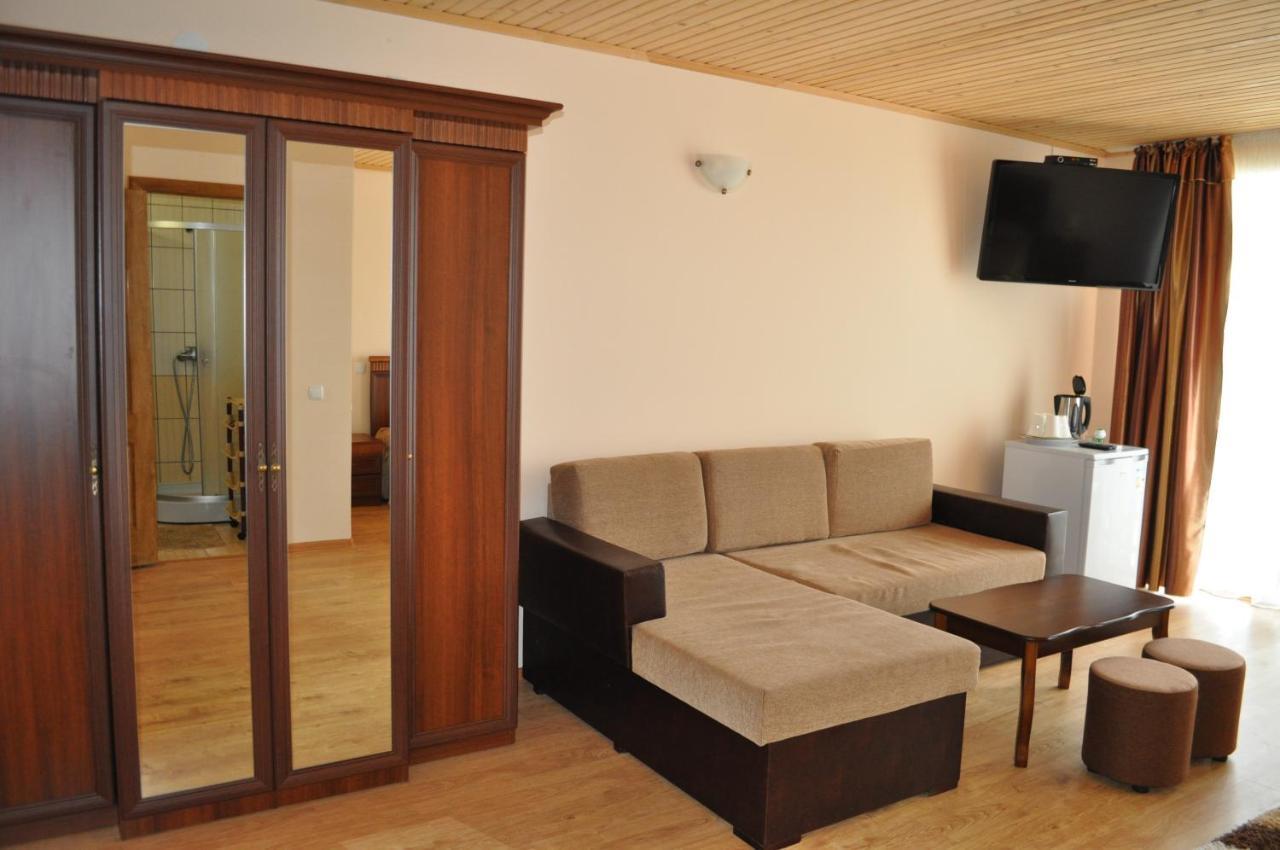 Веселий Кут Hotel Zaliznyy Port Exterior photo