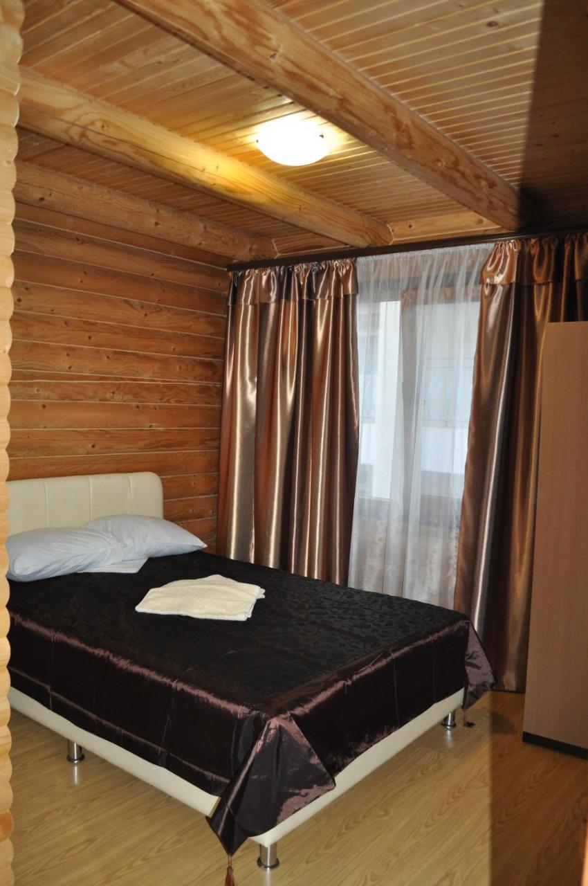Веселий Кут Hotel Zaliznyy Port Exterior photo