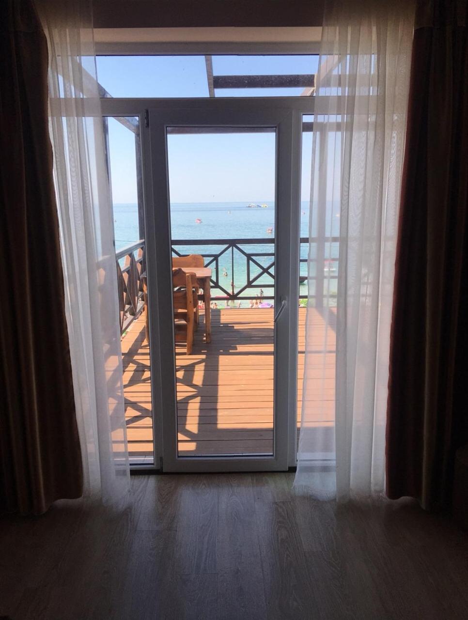 Веселий Кут Hotel Zaliznyy Port Exterior photo