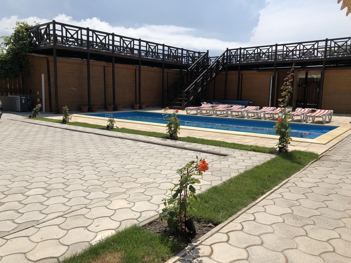 Веселий Кут Hotel Zaliznyy Port Exterior photo