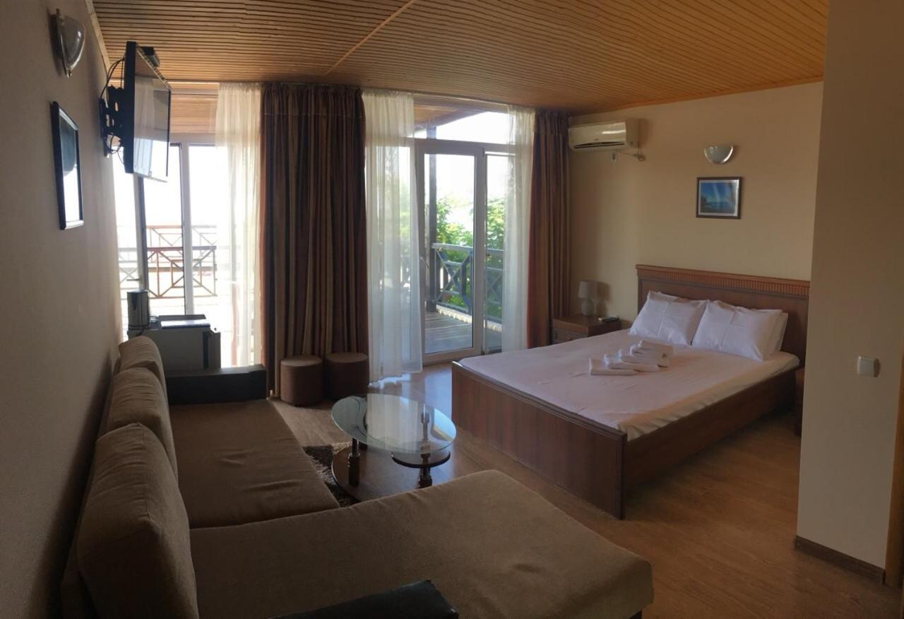 Веселий Кут Hotel Zaliznyy Port Exterior photo