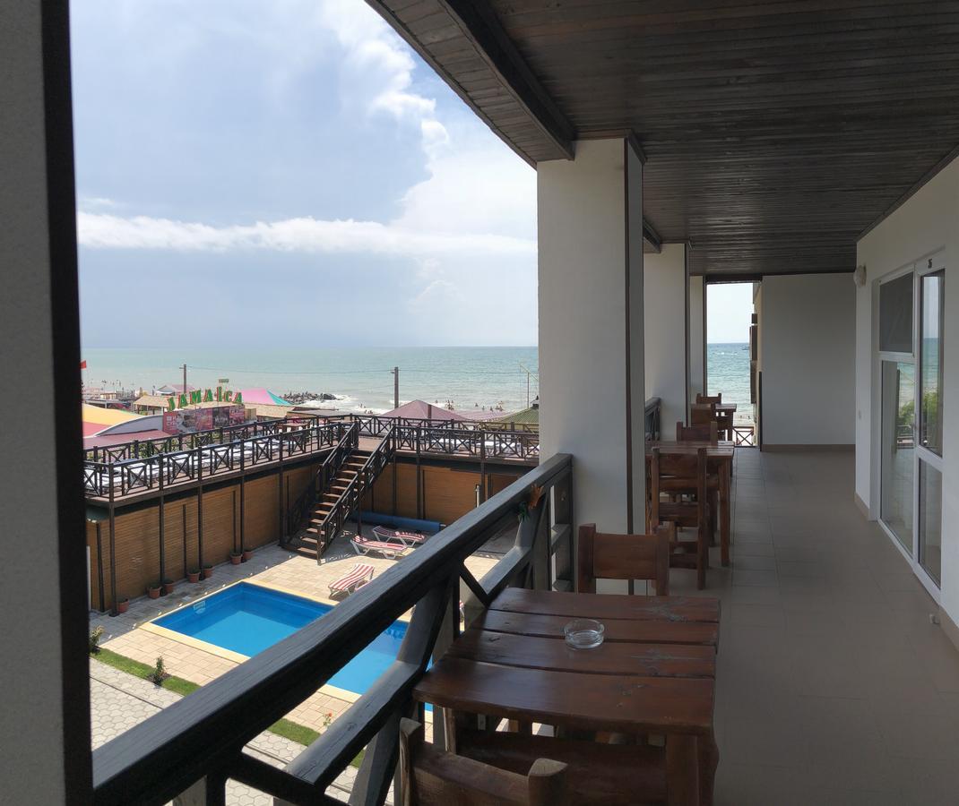 Веселий Кут Hotel Zaliznyy Port Exterior photo